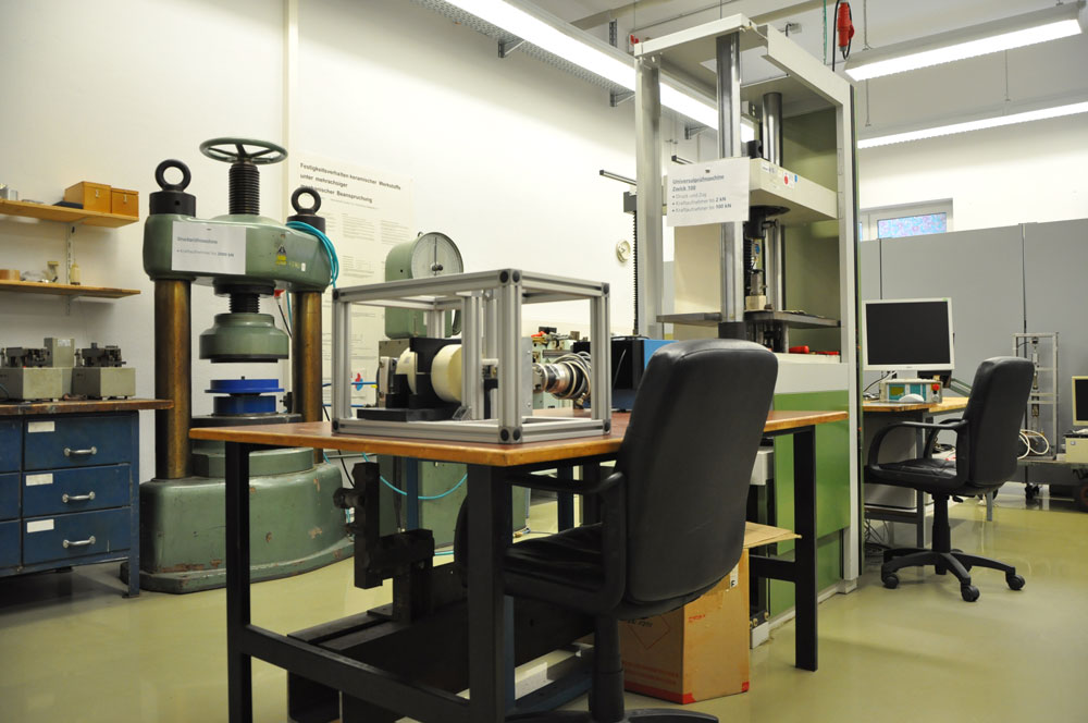 Ein Labor mit der Hydraulische 2 MN-Druckprüfmaschine und weiteren Prüfmaschinen
