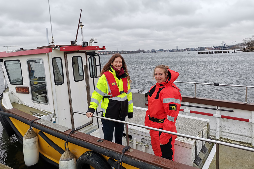 Johanna Sonnenberg (links) und Jana Brinkmann (rechts) auf dem Weg zur Forschungsplattform im Digital Ocean Lab. 