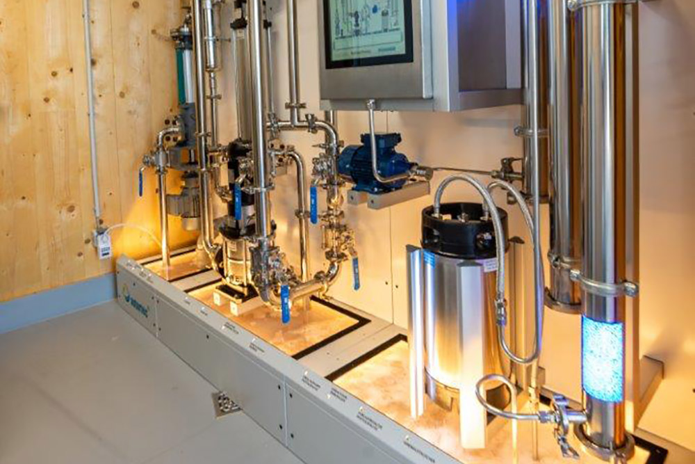 autartec®-Grauwasseraufbereitungssystem (Mock-Up): ein kompaktes, geschlossenes Kreislaufsystem für Trink- und Brauchwasseraufbereitung, bei der keramische Membranen und photokatalytische Prozesse genutzt werden.