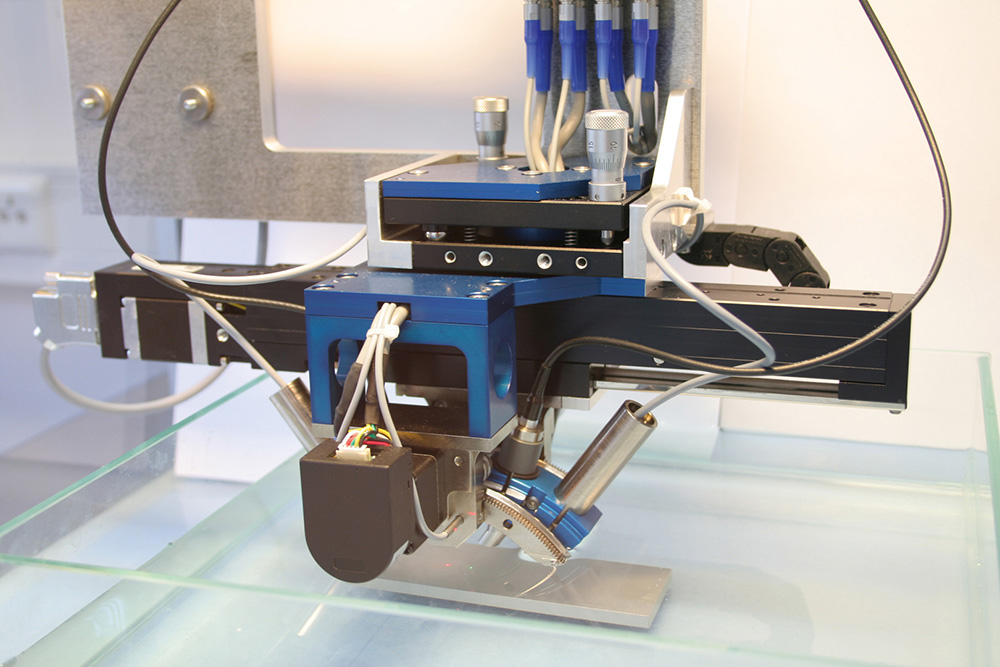 Ultraschallgoniometer HUGO bei der Messung von Oberflächengradienten.