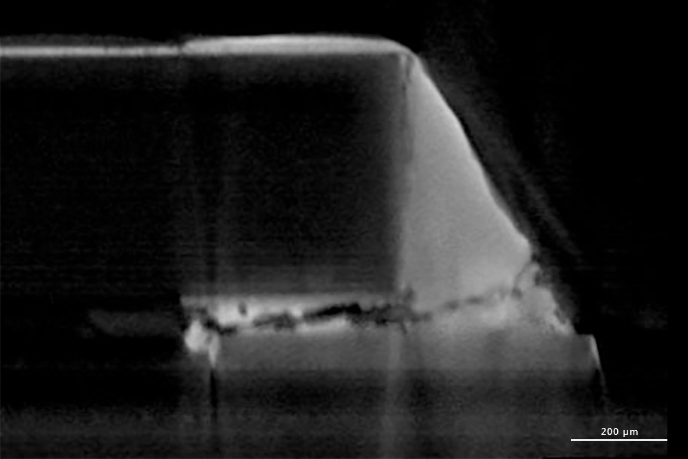 Röntgen-CT: 2D-Darstellung – Riss in Lotverbindung eines Chip-Resistors.