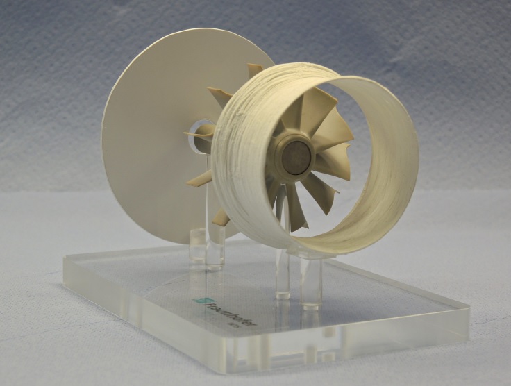 Modell einer ockerfarbenen Mikrogasturbine auf einem transparenten Modellsockel.