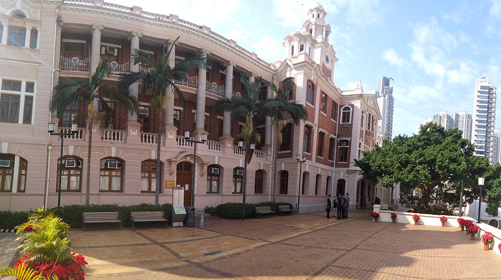 Blick auf das historische Universitätsgebäude inmitten der Stadt.