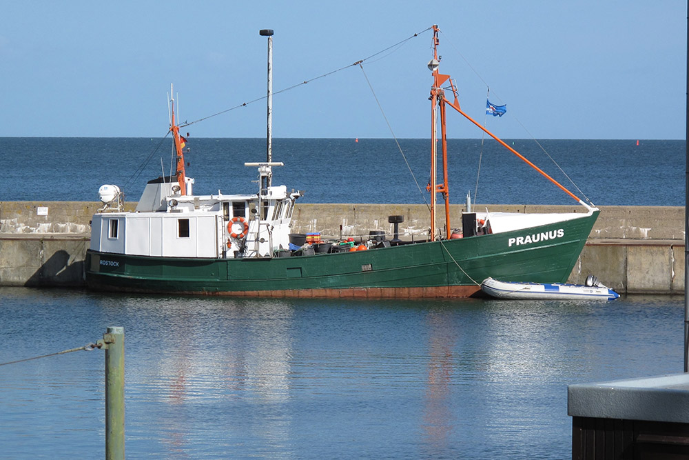 Mit dem Forschungsboot Praunus der FIUM GmbH & Co. KG fahren sie auf die Ostsee. Das Beiboot nutzen sie zum Übersetzen auf die Plattform.