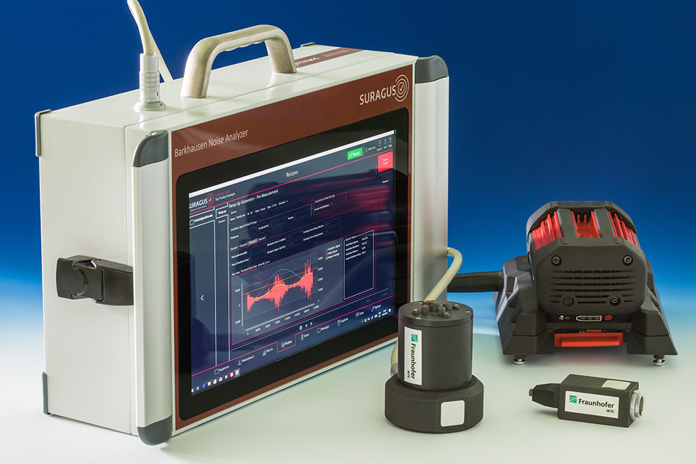 Der Barkhausen-Noise-Analyzer mit 5Pol- und Current-Barkhausen-Noise-Sensor (5P-BN, C-BN). Der gemeinsam mit der Firma SURAGUS entwickelte portable Barkhausen-Noise-Analyzer dient als Prüfgerät, über das die Messung und Auswertung erfolgt. Der Barkhausen-Noise-Analyzer kann sowohl mit den konventionellen Sensoren (2P-BN) als auch mit den neu entwickelten Sensortypen »5P-BN« und »C-BN« Messungen durchführen und auswerten. Er eignet sich für die zerstörungsfreie Materialcharakterisierung von ferromagnetischen Werkstoffen.