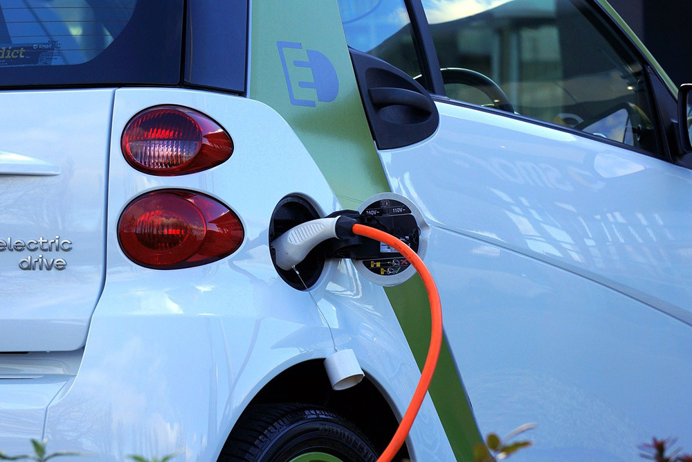 Laden eines Elektroautos: Leistung und Lebensdauer von Batterien tragen wesentlich zu Erfolg und Akzeptanz von Elektrofahrzeugen bei.