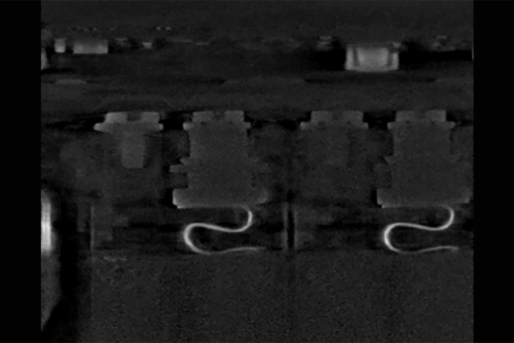 Das röntgentomographische Schnittbild zeigt Verbindungsstellen innerhalb zylindrischer Batteriezellen.