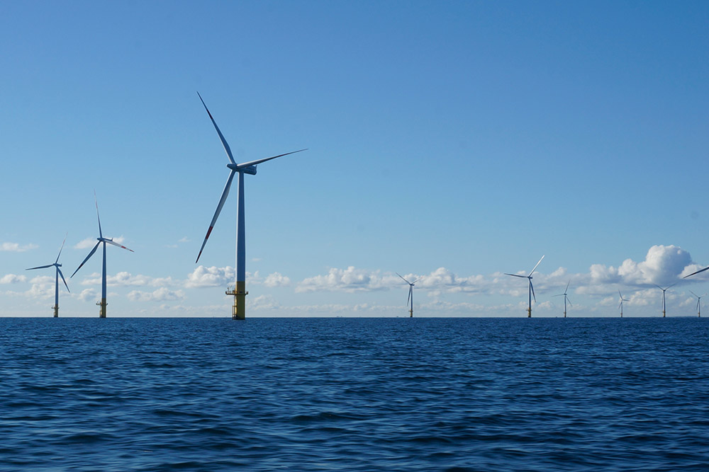 Windenergieanlagen, wie hier im Windpark Baltic1, sind über Gründungsstrukturen am Meeresgrund verankert.