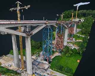3D-Darstellung einer Brücke auf der vom Projektpartner VEERUM entwickelten Visualisierungsplattform. Das digitale Abbild wurde aus mehreren Drohnenaufnahmen generiert und soll im Laufe des Projekts mit weiteren Informationen zu Zustand und Restlebensdauer ergänzt werden.