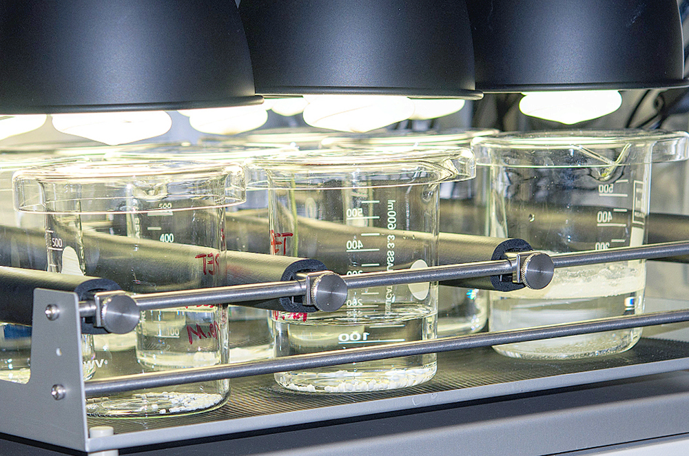 Im Labor wird mittels UV-Licht die photochemische Degradation von Mikroplastik innerhalb eines definierten Zeitraums untersucht.