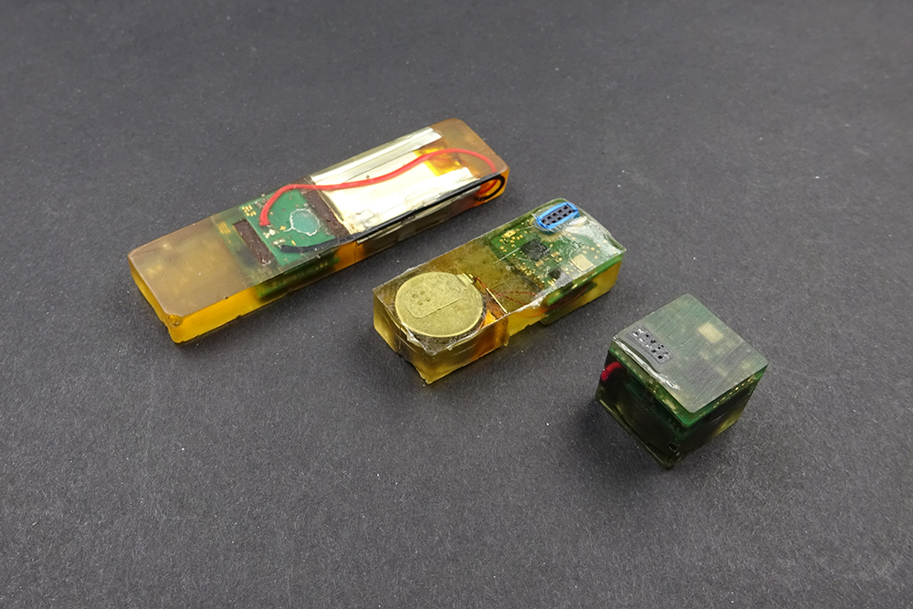 Miniatursensorik in Form eines Schokoriegels und eines Brühwürfels zur Inline-Überwachung des Verpackungsprozesses. 