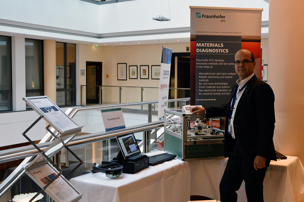 Herr Heilmann betreut die Ausstellung des Fraunhofer IKTS. Er präsentiert die neueste Entwicklung in der Ultraschalltechnik aus der PCUS®-Serie.