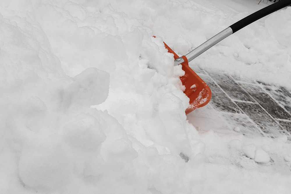 Schnee schieben: Wenn es schneit, sind Hausbesitzer und Hausmeisterdienste gefordert.