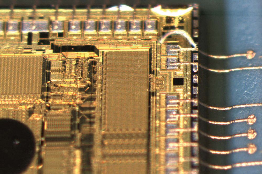 3D-Chipkontaktierung mit Goldtinte.