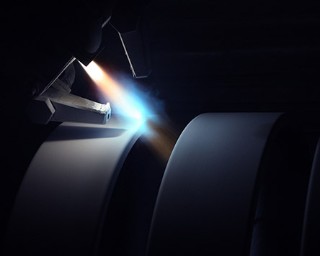 Beim Plasmaspritzen wird ein Lichtbogen erzeugt, in den Spritzpulver eingeblasen werden. 