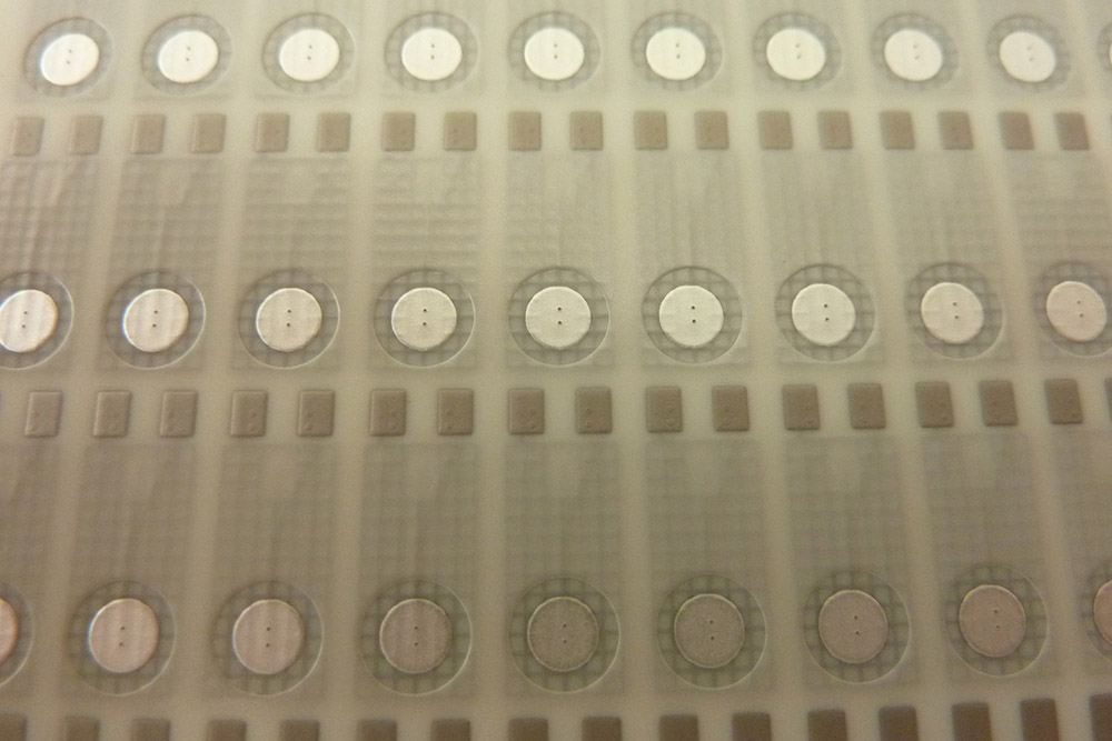 Keramische Mehrschichtsensoren besitzen hohe Integrationsraten, sind robust und sicher in der Prozessführung. Im Bild: Miniaturisierter All-solid-State-pH-Sensor.