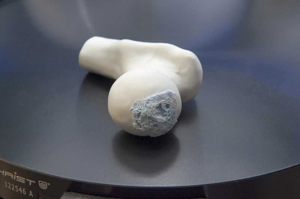 Biokeramik: Replika eines Oberschenkelknochens aus Keramik.