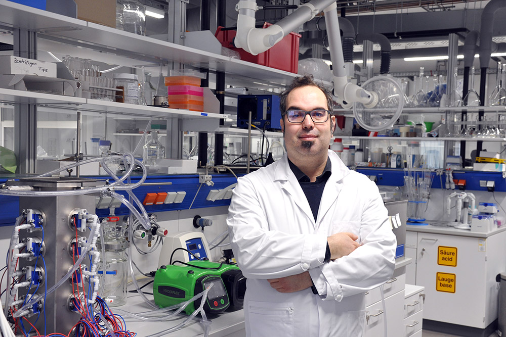 Dr. Patrick Bräutigam, Gruppenleiter Reaktionstechnik Wasser, arbeitet mit der Universität Jena an einem Reaktor zur Sonophotokatalyse für den Einsatz in der Wasserbehandlung