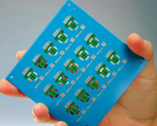 Drucksensor im Mehrfachnutzen, hergestellt mittels Multilayer‐Technologie.