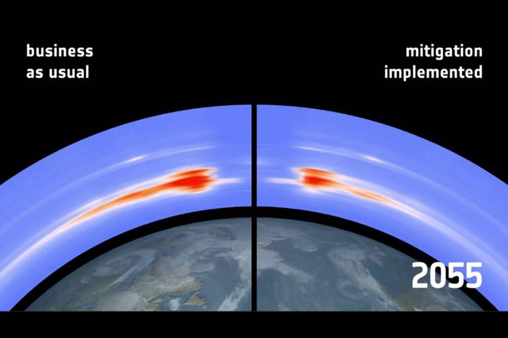 Occurrence of debris at the poles (left without, right with space debris). 
