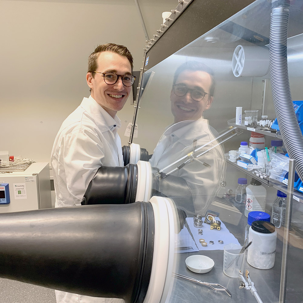 Working with battery materials in the glove box has become routine for PhD student Micha Fertig. 