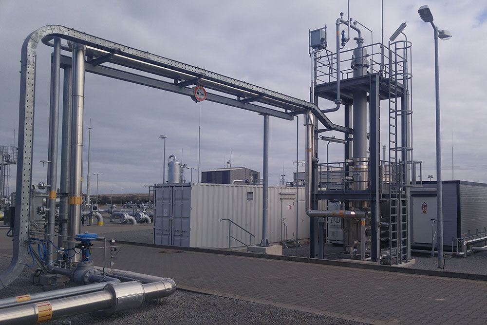On the pilot plant for indirect natural gas drying at the Staßfurt natural gas storage facility, operating cost savings of 30 % and CO2 reductions of 80 % have been demonstrated.