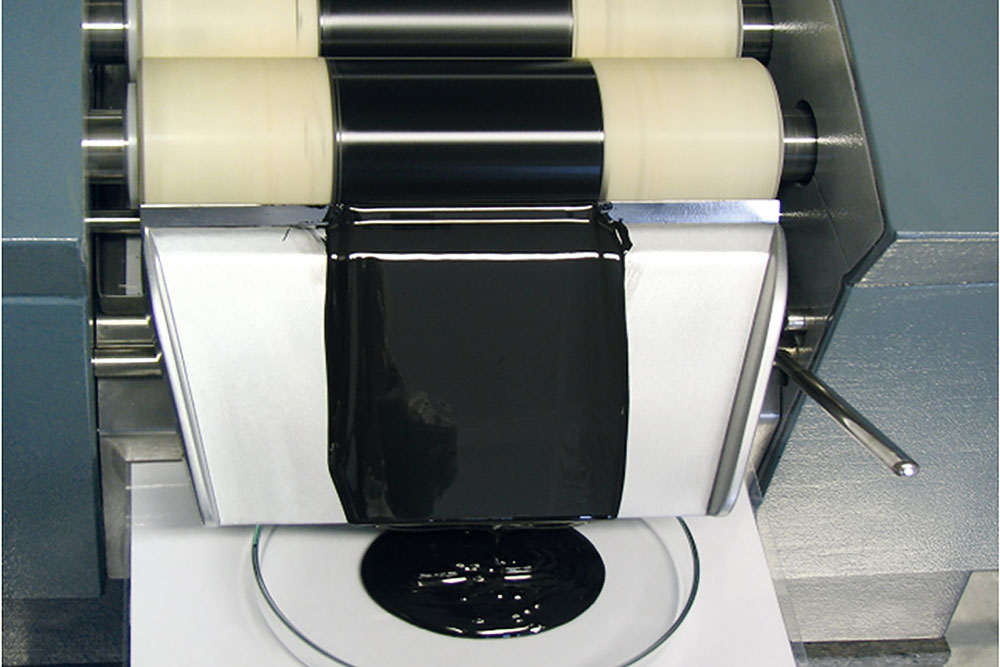 Homogenization of the paste on a roller mill.