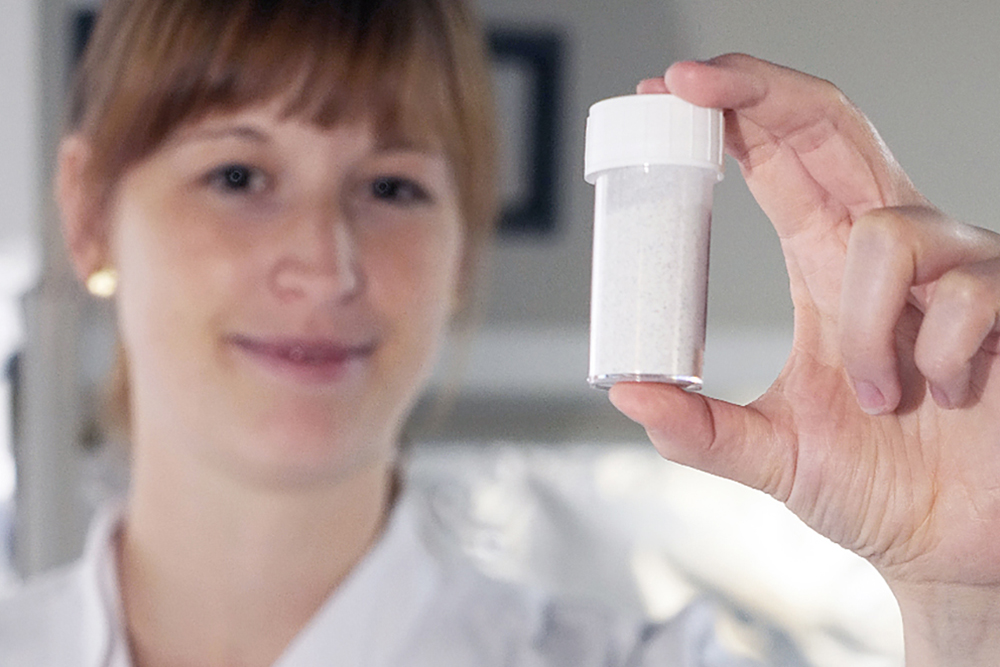 Fine powder: IKTS scientist Kathrin Oelschlägel shows by way of example how much microplastics decompose in the environment over time. However, it does not decompose.