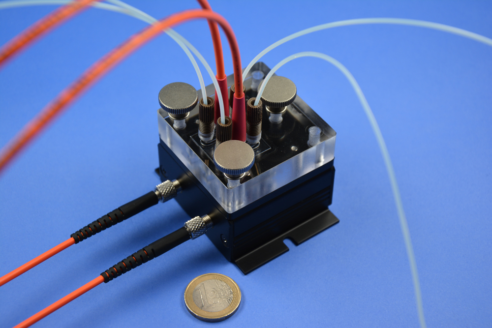 Sensor unit for the detection of pollutants and trace substances in water.