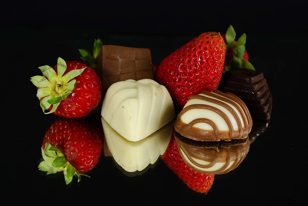 Chocolate and strawberry - the perfect match. Not only the packaging process of chocolate but also of other food products can be monitored with the miniature sensor.