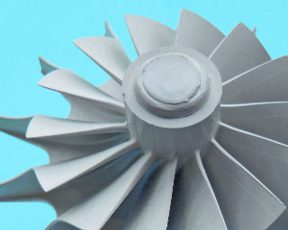 Spritzgegossener Turbinenrotor aus Siliciumnitrid.