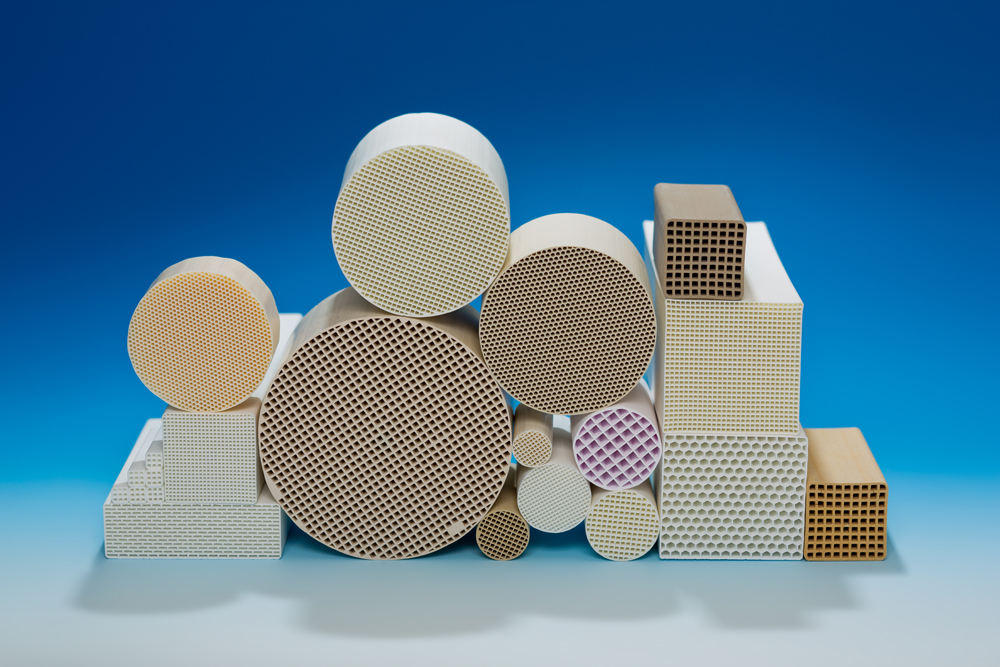 Cross section of ceramic tubes and cuboid rods with different sizes and internal honeycomb structure.